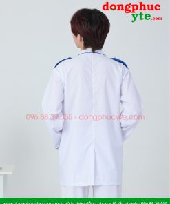 Áo blouse trắng điều dưỡng nam nữ có viền xanh và cầu vai - Áo blu điều dưỡng, y tá cho thực tập sinh
